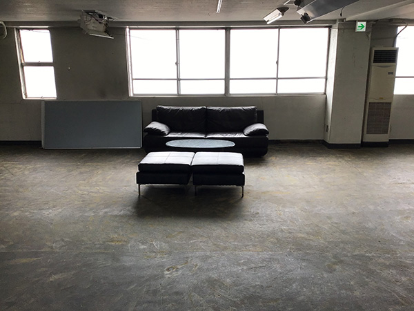 GiveCos_event's tweet photo. 【#ぎぶこす 木更津駅前BASE】
次回開催👉6月21日

⚠️新ブース追加⚠️
いつできるのかなぁ～と
進捗を待っていたら完成してました！

「建築途中の現場」をイメージした
無機質な建築現場風スペースが登場！

終末世界・潜入シーンにもおすすめ✨

詳細・ご予約👇
https://t.co/Bi8bzFsWJP https://t.co/7UqddAMqiq