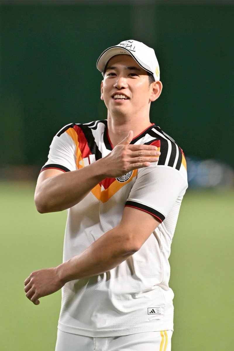 nishispo_hawks's tweet photo. 【現地情報】

サッカードイツ代表のユニホームを着る栗原陵矢選手⚽️

#sbhawks https://t.co/DYvx87jzVA