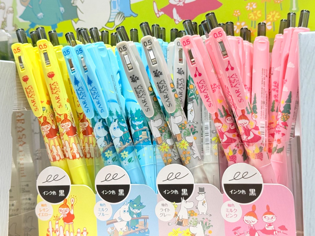 KDM_Hinode's tweet photo. 【数量限定入荷】
ムーミンデザインのSARASAクリップが入荷👏🏻✨

やさしいカラーのボディに、
ムーミン谷の仲間たちが描かれた限定モデルです🌼

なくなり次第終了となりますので、
お探しの方はお早めにご来店ください😊

#SARASA #ムーミン #限定文具 #イオンモール日の出 #ボールペン https://t.co/GjodI0XzjI
