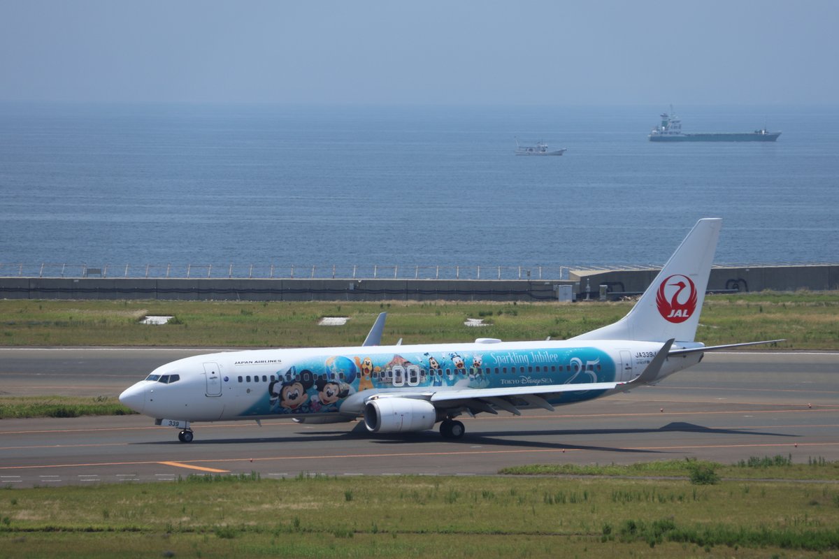 Centrairairport's tweet photo. 今日セントレアに東京ディズニーシー®25周年“スパークリング・ジュビリー”をテーマにした、日本航空の特別塗装機「JAL Jubilee Express」が飛来しました。セントレアには初飛来ですね。また来てくれるのを楽しみに待っています‼️ https://t.co/LlQKDvgyzw