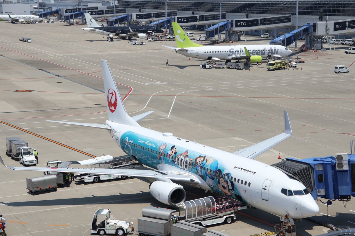 Centrairairport's tweet photo. 今日セントレアに東京ディズニーシー®25周年“スパークリング・ジュビリー”をテーマにした、日本航空の特別塗装機「JAL Jubilee Express」が飛来しました。セントレアには初飛来ですね。また来てくれるのを楽しみに待っています‼️ https://t.co/LlQKDvgyzw