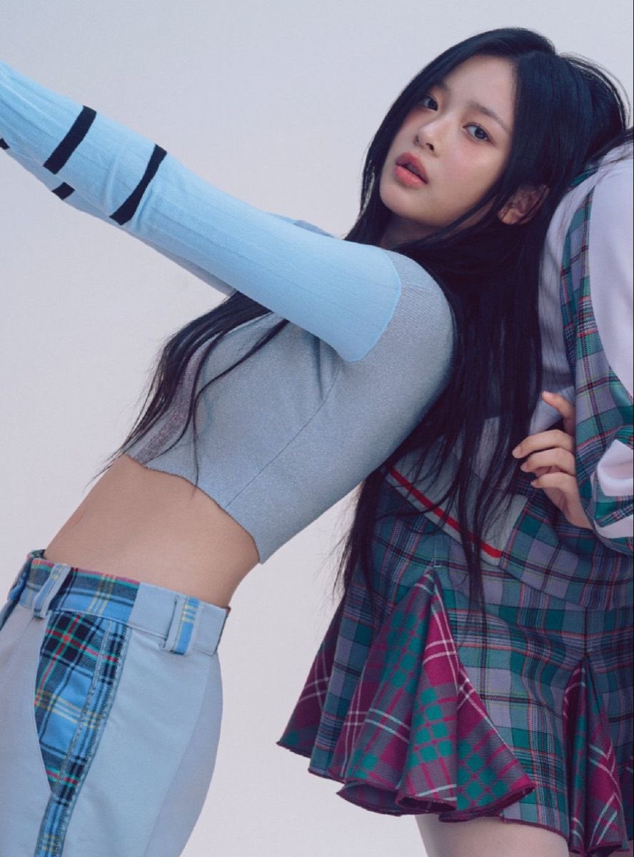 masshirohae's tweet photo. 왼쪽 데뷔 전 얼굴 오른쪽 마지막 활동 때 얼굴인 거 엄청 감동적임… 냉미녀 팜하니 가득 담아야돼 https://t.co/bGVlQs2hht
