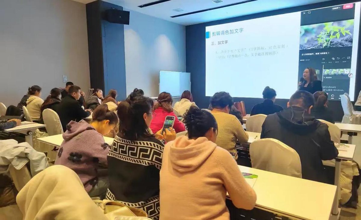 DaveHood1's tweet photo. Just wrapped an inspiring workshop on digital marketing strategies for startups! Learned so much from industry pros and connected with awesome founders. Ready to apply these new skills to level up my work. https://t.co/look9nqLbR