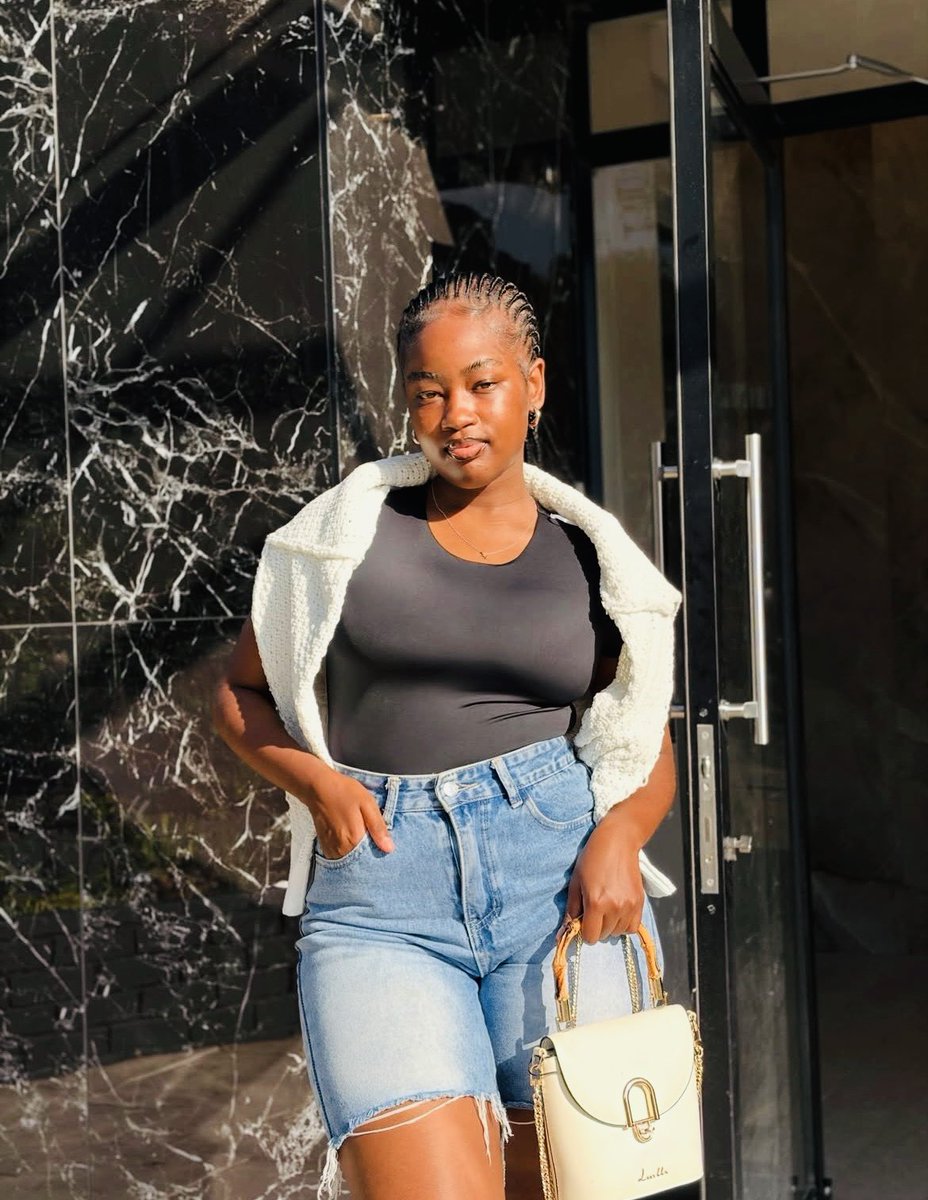 Favourvy's tweet photo. Good morning to my lovely fans ❤️🥰💕 
Everything you do today will Favor you. Stay blessed and enjoy your day💙😘 https://t.co/XtvmbrKGiL