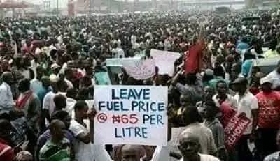 luvwhimsy's tweet photo. @OgbeniDipo @adesoladewumi1 It wasn’t considered counterproductive when this same Tinubu, together with people like Soyinka and Adeboye, protested against Jonathan. But suddenly, it is now counterproductive, abi? Lolz, that’s rich! Hypocrisy at its finest👍🏾 https://t.co/n9or27E0hq