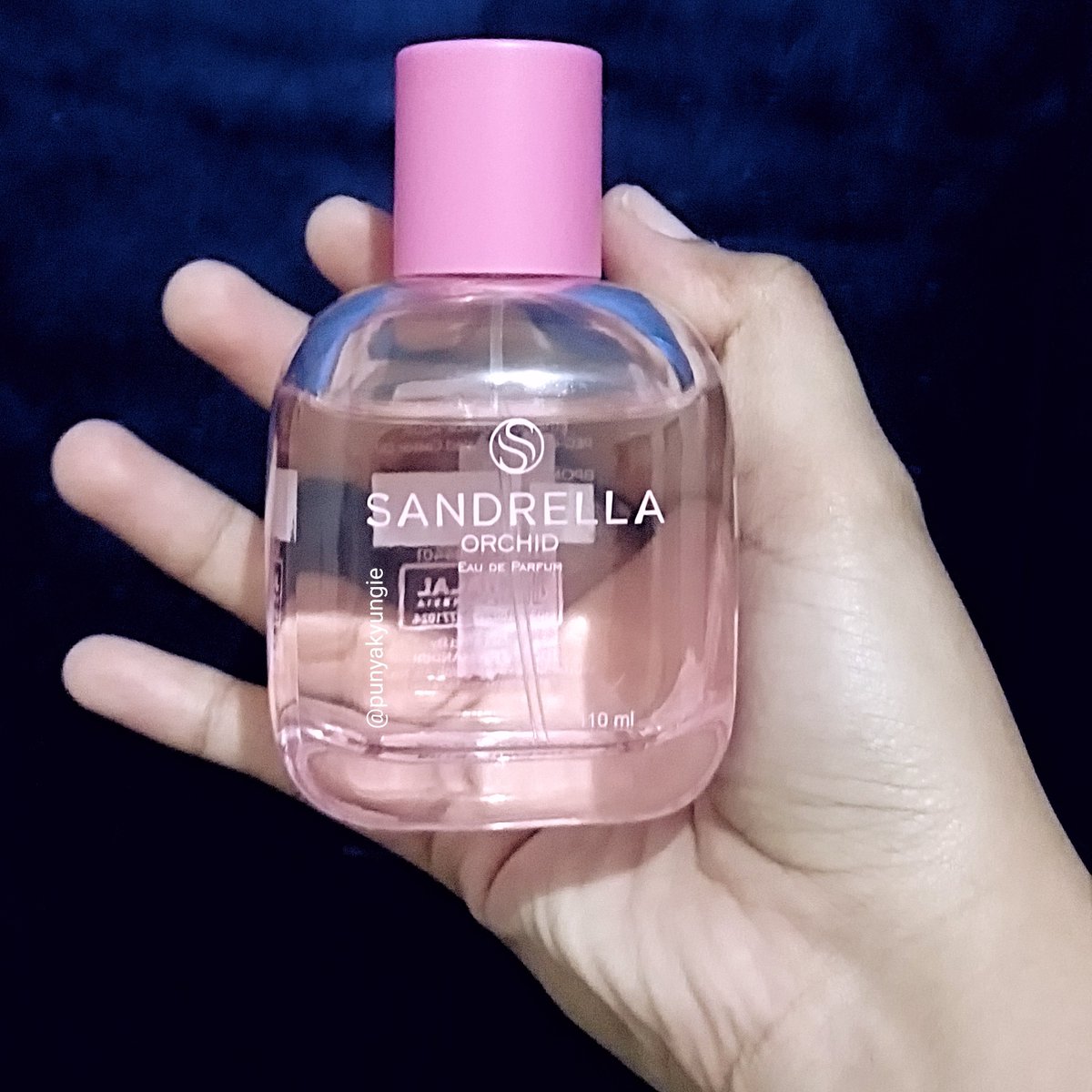 nalala45's tweet photo. THIS PERFUME DESERVE MORE HYPE🤩

wangi fresh seger aman bgtt buat dipake aktivitas outdoor, panas2an, motoran dan g bikin pusing orang sekitar😔👍🏻 cocok buat anak sekolahan, kuliahan, sampe kerja. karena in this economy ini masih affordable cuman 45ribuan udh dapet 110ml😓🫶🏻 https://t.co/XeOZJjRURb