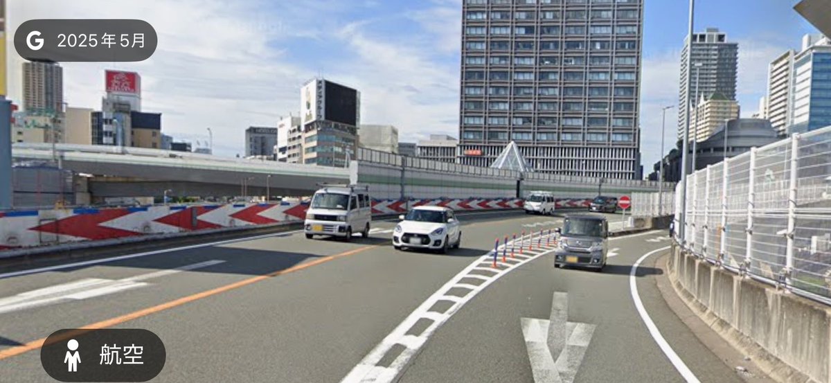 osaka_ibara_ki's tweet photo. 阪神高速なんかこれだぞ。
本線がカーブしてて、本線の車両がギリギリまで見えない。 https://t.co/oGGlcvRv2Y