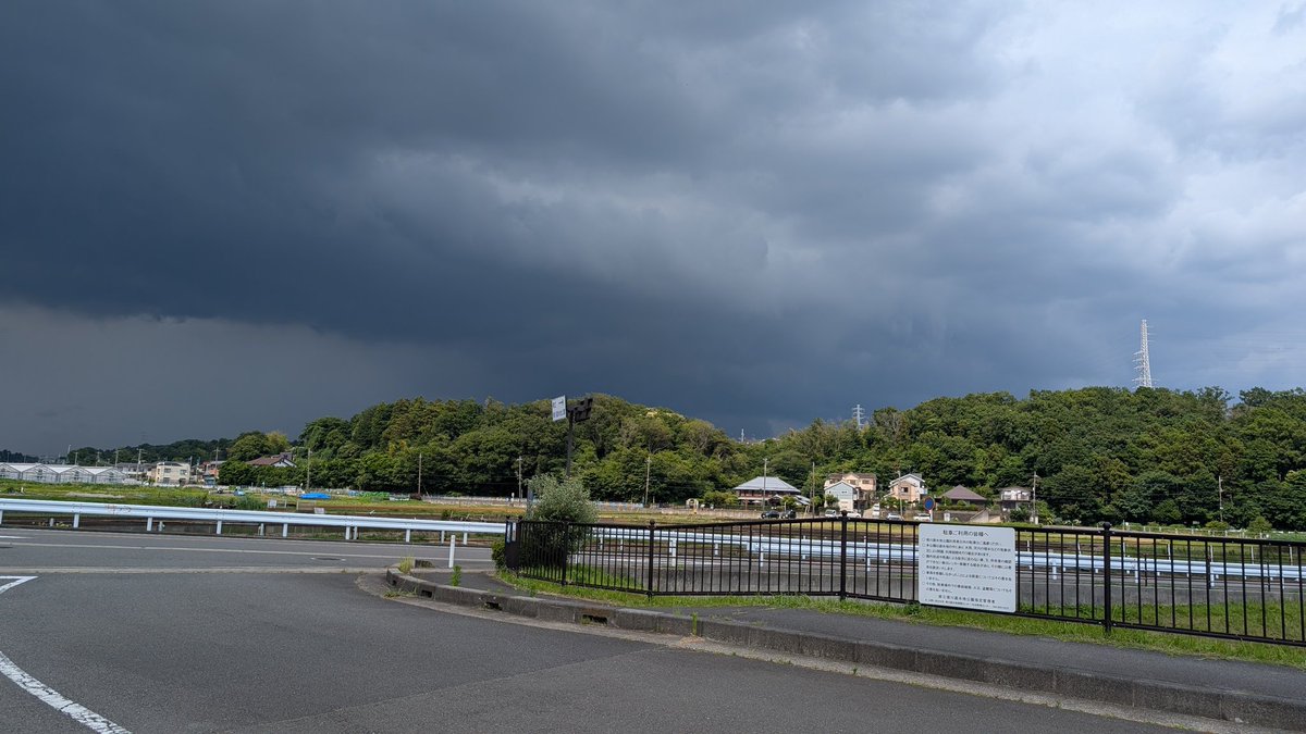 fluviahf's tweet photo. 怪しい雲行きである、傘は無いぞ。 https://t.co/vc0xOSGBqD
