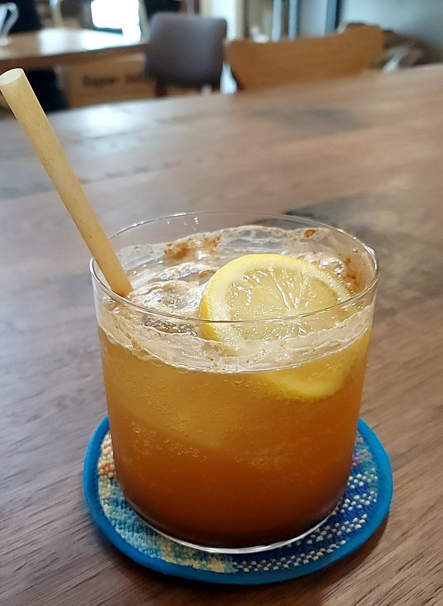 yokoane_cafe's tweet photo. いつものお店で初夏にいただくエスプレッソトニックって、なんでこんなに爽やかなんだろ
「レモンイエローの夏」って感じ🍋 https://t.co/1pkHiezc3J