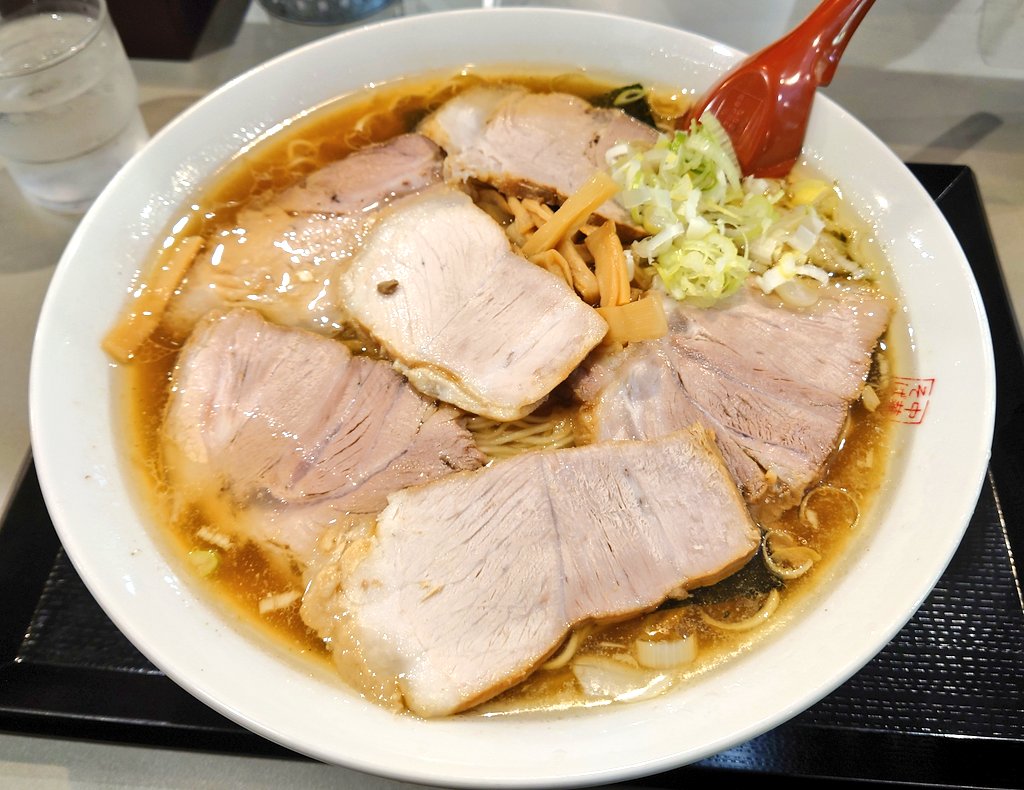 zarasyu's tweet photo. 画像だとサイズ感伝わりにくいと思うけど、チャーシューの量トリプルだと思って頼んだのが全体の量トリプルで出てきて笑ってしまった
美味しかったけどめっちゃ吐きそうだし謎に頭が痛い
むり…しんどい… https://t.co/f7kvJfitac