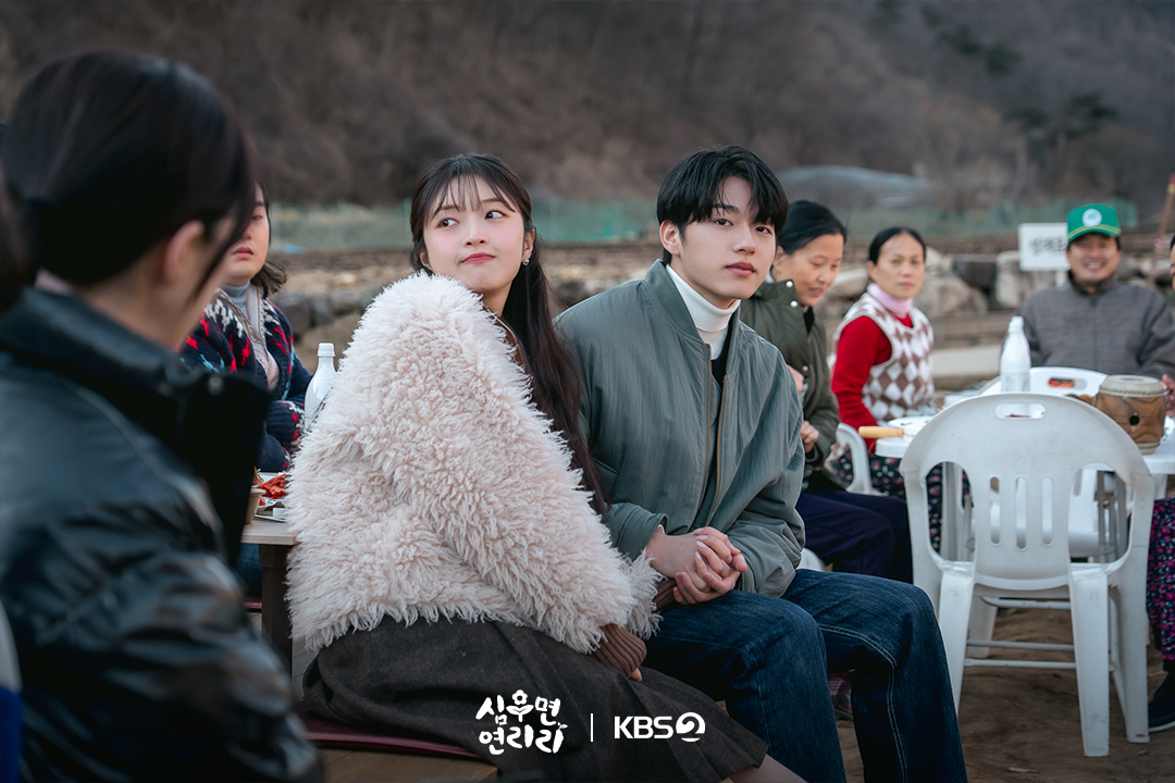 KBS_drama's tweet photo. [#심우면연리리] [📸]

오래오래 기억될 연리리의 따뜻한 온기🌿

🌱 청정 살벌(?) 구역 '연리리'로 뚝 떨어진 찐 도시 가족 성태훈가(家)가 서울로 컴백하기 위해 고군분투하는 좌충우돌 가족 리부팅 힐링 드라마

KBS 2TV 미니시리즈 [심우면 연리리]
매주 (목) 밤 10시 방송

#KBS #KBS2 #KBSDRAMA #KDRAMA #심우면연리리 #CABBAGEYOURLIFE #박성웅 #이수경 #이서환 #남권아 #이진우 #최규리