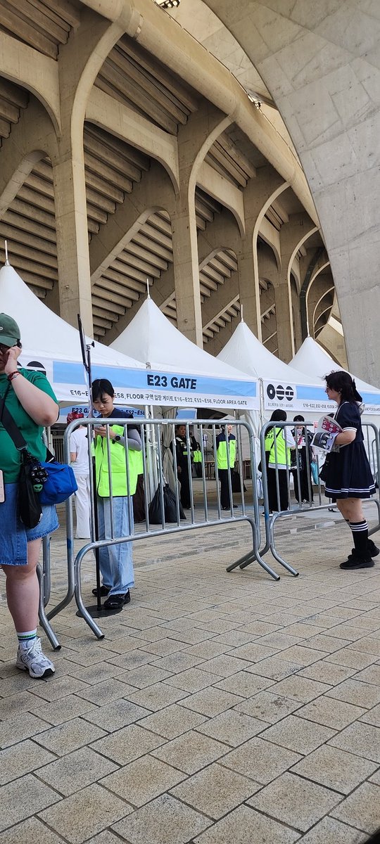 Sugasbae's tweet photo. @PerrineBTS I'm camping here even tho I have soundcheck 🤣🤣🤣 I'm not going in before 3:20 https://t.co/XgZIQFpQEC