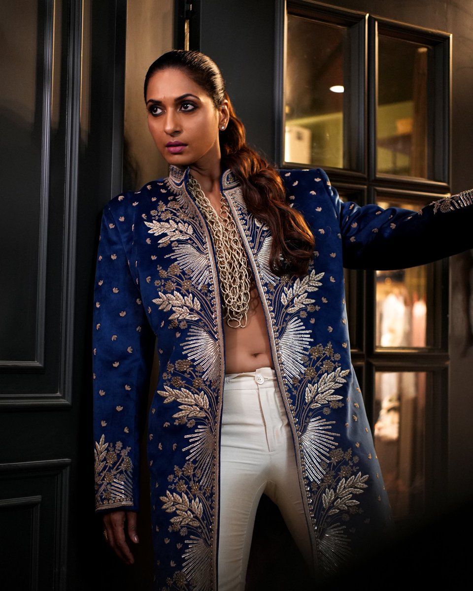 sandhyashetty's tweet photo. Draped in royalty.

Photographer - @creativecollab
Makeup &amp; Hair - @tabassumbhatii @tabassumbhatii.official 
Designer - @kaushikshrimanker @shrimankerandyogi 
Accessories @srishti_k

#SandhyaShetty #NoFear #Actor #Royallook

[Sandhya Shetty, No Fear ,Surreal Reel, Quite Luxury,] https://t.co/QAjwO9s4pD