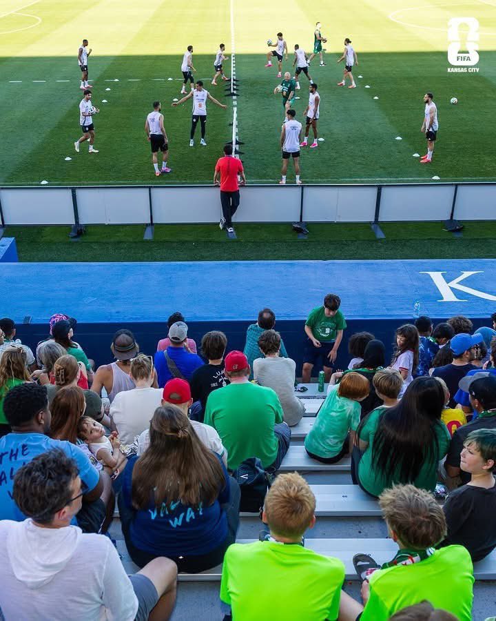 la_vagueverte's tweet photo. Les supporters algériens étaient au rendez-vous pour la séance d’entraînement ouverte au public ! 🇩🇿⚽️

Une belle ambiance portée par la communauté algérienne présente sur place 🔥 https://t.co/ZOQaWCMuEs