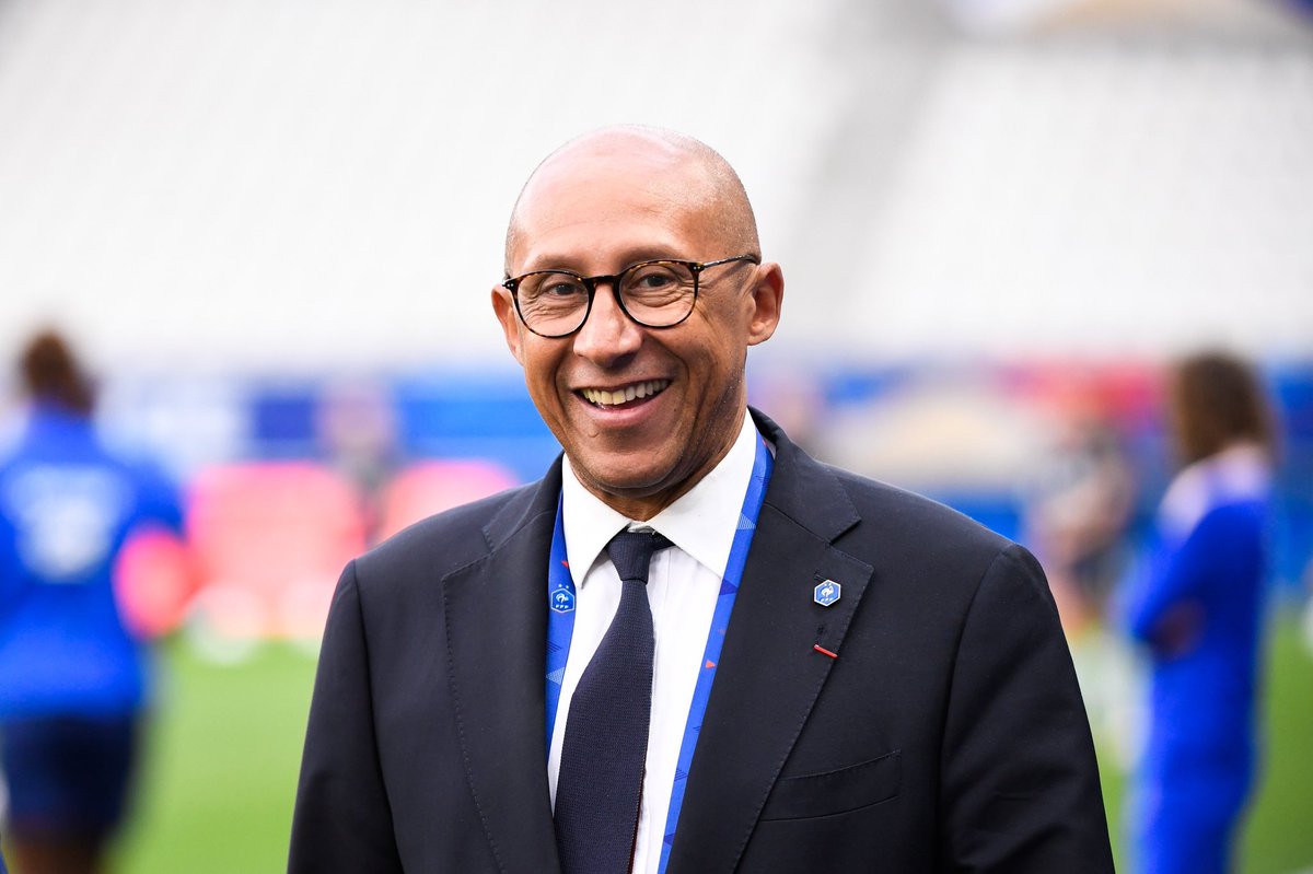 ActuFoot_'s tweet photo. 🚨🚨 MBAPPÉ 🇫🇷 EST MONTÉ AU FRONT EN PREMIÈRE LIGNE DEVANT PHILIPPE DIALLO pour faire entendre la voix de ses coéquipiers sur le sujet des primes et des places allouées au famille ! 😤

Le capitaine des Bleus A ÉTÉ TRÈS OFFENSIF en tant que LEADER des Bleus face au président de la FFF. 

Ce dernier dit ne pas avoir ressenti de tension particulière. 

Un accord a été trouvé depuis ! 🤝 (…)

Certains joueurs tenaient à faire savoir que leurs revendications n’étaient pas individualistes et ne visaient pas à les enrichir. 👇

Les plus capés des 26 sélectionnés reversent une partie ou la totalité de cette somme à des associations ou à certains membres du staff des Bleus exclus de ces considérations.

🗞️ @lequipe