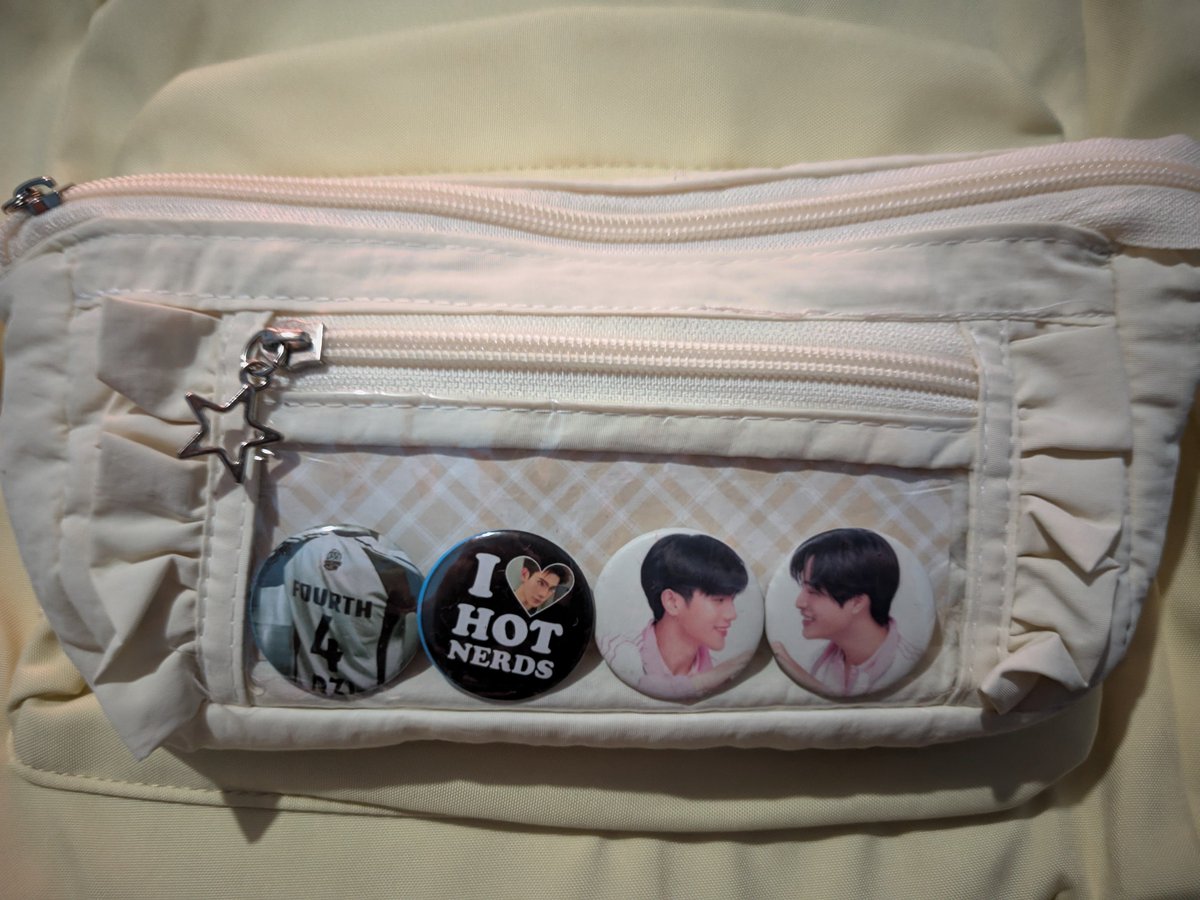 barthtaek's tweet photo. i have the cutest pencil case ever (yes, i still use a pencil case and a backpack in college) https://t.co/T619CE1Fp3