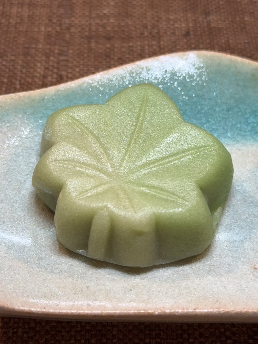 wagashi919's tweet photo. 「青楓」
京都 末富

季節の定番の漉し餡のこなし製。

初夏ごろから様々なお店の「青楓」をいただいていますが、こちらは梅雨入りしてからの青楓👀
こなしは特に好きなつくりなことに加え末富さんのものは恐らく一番いただいておりまして、想像通りいつもの美味しさ🪭 https://t.co/iGs5viochM