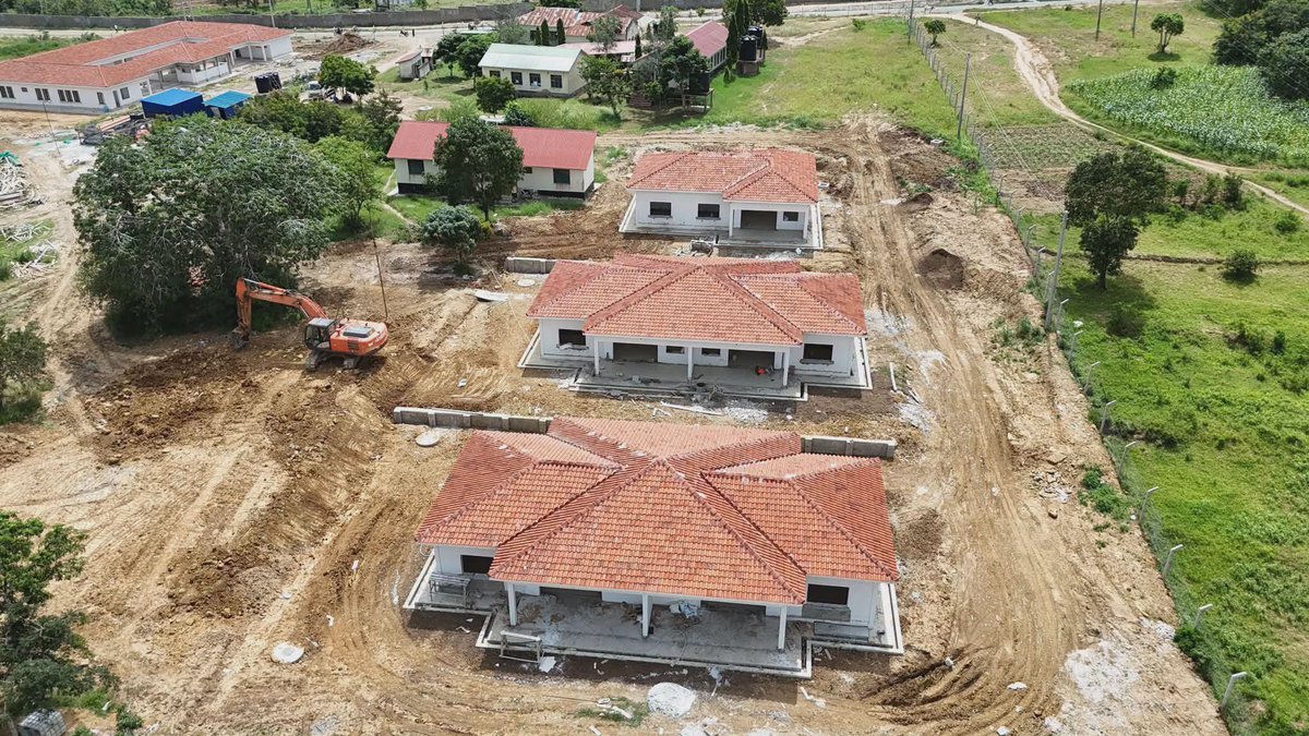 Krepublics2_'s tweet photo. This project will change coastal Kenya forever. This is the 136 million cubic meters of water Mwache Dam under construction. The Mwache Dam Project is a flagship Kenya Vision 2030 initiative located in Kwale County, roughly 22 km west of Mombasa. https://t.co/brqeVFk1HC