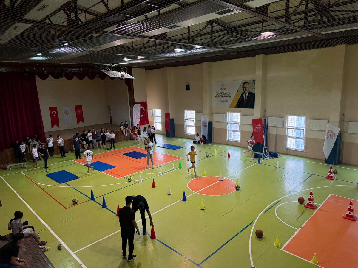 Siverek_GM's tweet photo. Gençlik Merkezimizde Spor Lisesi Hazırlık Kursu tüm hızıyla devam ediyor!
Disiplinli çalışma, kararlılık ve sporun ruhuyla geleceğin başarılı sporcularını yetiştirmeye devam ediyoruz.
Hayallerine koşan tüm gençlerimize başarılar diliyoruz!🇹🇷✅️🫶
@OA_BAK @gencliksporbak https://t.co/zubfTn6zAv