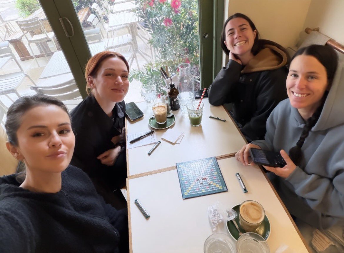 PortalSelenaBR's tweet photo. Besties!

📷 Selena Gomez com Jennifer Stone e amigas via Instagram Stories. ❤️ https://t.co/fkKIwJD3nw