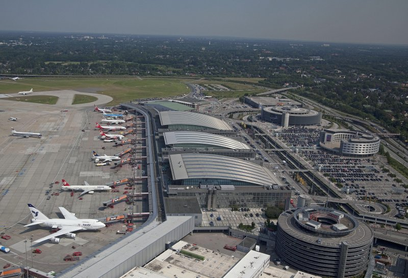 visegrad24's tweet photo. 🇩🇪 Hamburg Airport evacuated after a security breach forces shutdown of terminals and flight operations

Federal Police cleared the secure airside zones after an unauthorized individual entered the secure zone. 

German police detain a suspect who accessed a secure zone, launching an extensive search across the airport with departures halted.

All passengers who were already past security checkpoints were forced to exit the terminal and must undergo security screening again.