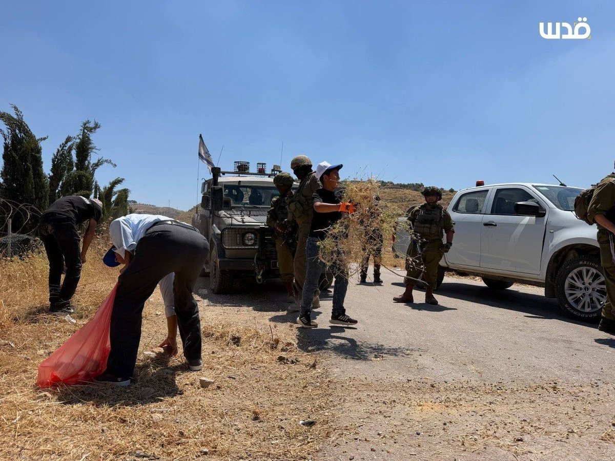ahmedshameya995's tweet photo. Israeli forces prevent local Palestinian residents in the town of Idhna, west of Hebron in the West Bank, from accessing their farmlands. https://t.co/eBc8Mokzf8