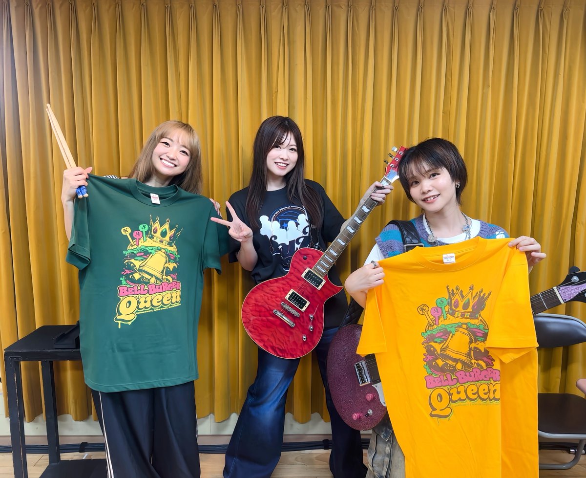 Suzuki_Konomin's tweet photo. いよいよ来週！！！

鈴木このみ主催フェス "#鈴フェス"
リハーサルの日々⚡️
（グッズもでけたよ！）

オープニングアクトは
BELL BURGER QUEEN
Vo&amp;Gu.鈴木このみ
Vo&amp;Gu.西沢幸奏
Vo&amp;Dr.大橋彩香

一夜限り結成のバンドです
一瞬だから見逃さないで！！！ https://t.co/8XMPgxj1Bq