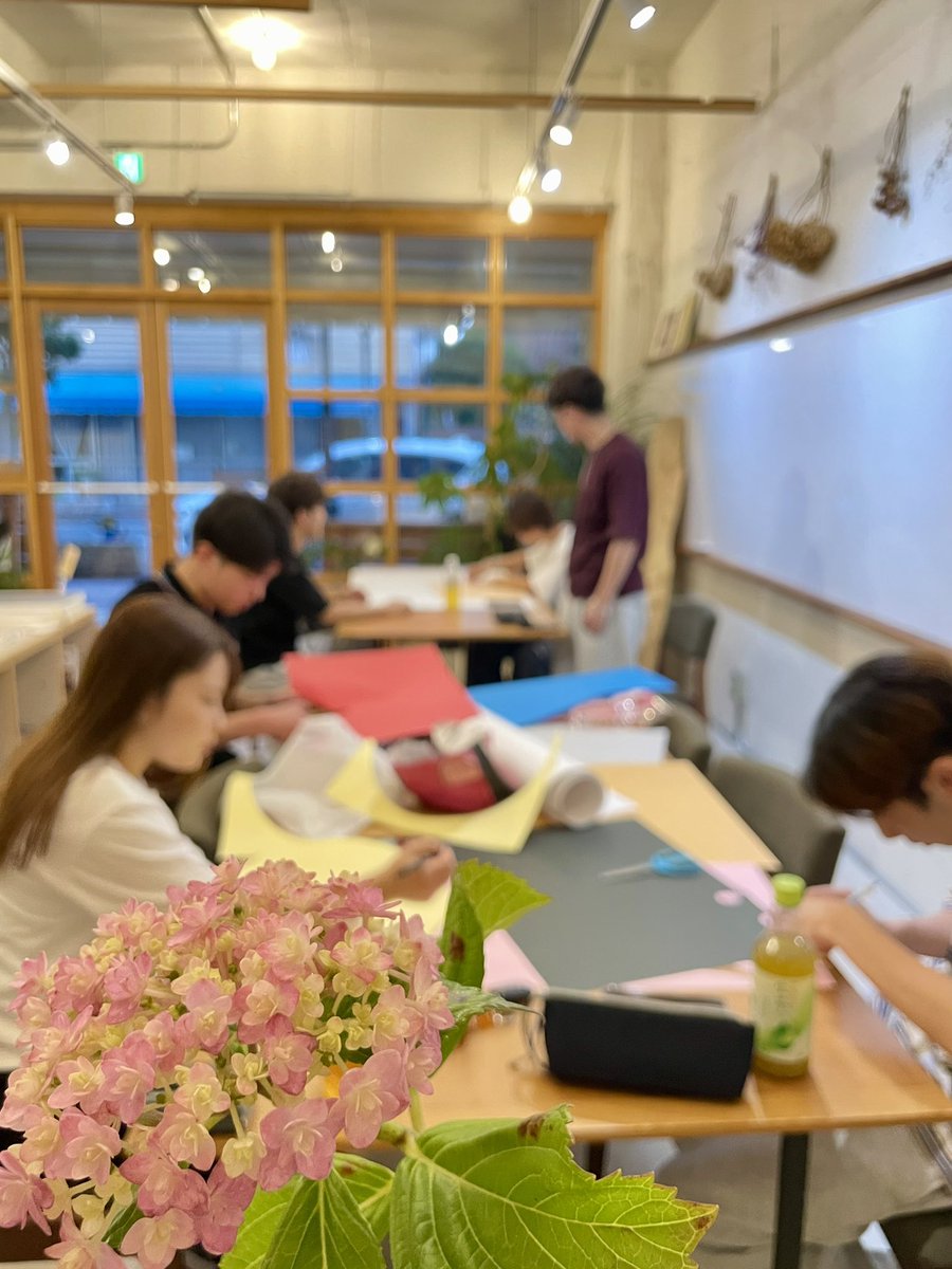 sabaepc_with's tweet photo. 今日のwith会議は、来週末に開催する
お寺で国際交流「交流寺」で使うものの制作！
学祭を思い出すこの感じ...

#学生団体with https://t.co/t10yuDwlzZ
