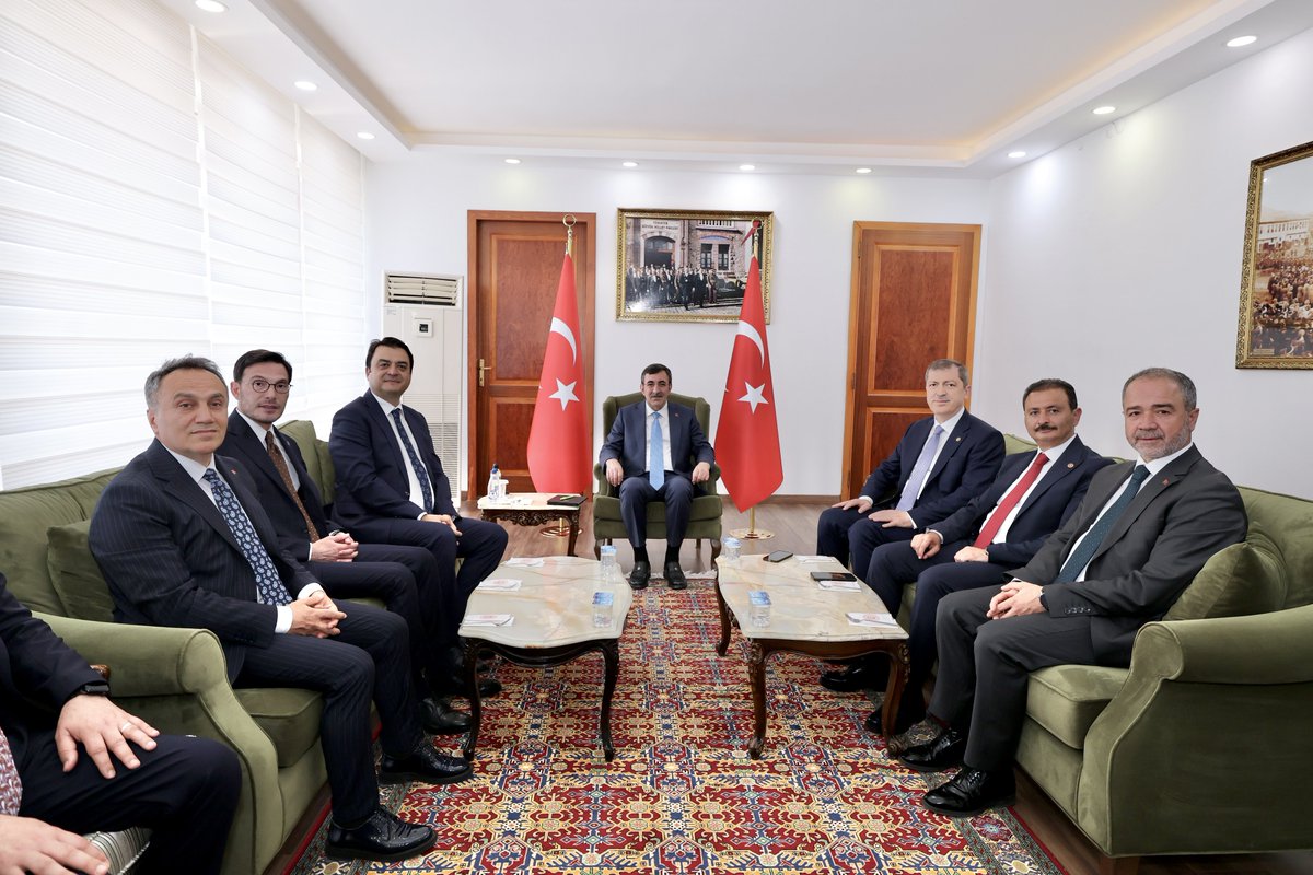 tokatvaliligi's tweet photo. Cumhurbaşkanı Yardımcımız Sayın Cevdet Yılmaz, Valimiz Abdullah Köklü'yü ziyaret etti. 

Ziyarette, Tokat'ımıza kazandırılan ve devam eden yatırımlar ile hayata geçirilmesi planlanan projeler Sayın Cumhurbaşkanı Yardımcımızın riyasetinde değerlendirildi.

Ziyarete Tokat Milletvekilleri Mustafa Arslan, Cüneyt Aldemir, Belediye Başkanı M. Kemal Yazıcıoğlu ve protokol üyeleri katıldı.