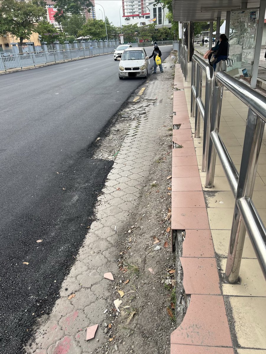 annoyedmsian's tweet photo. Korang tengoklah. Pilihanraya dah nak sampai. Nak turap jalan pon turaplah baik2. Apesal turap camni? JKR &amp; MBSA tak pantau ke? 😤

Lokasi: Hentian bas Pangsapuri Perdana, Sek 13, Shah Alam. https://t.co/GkdTNnov48