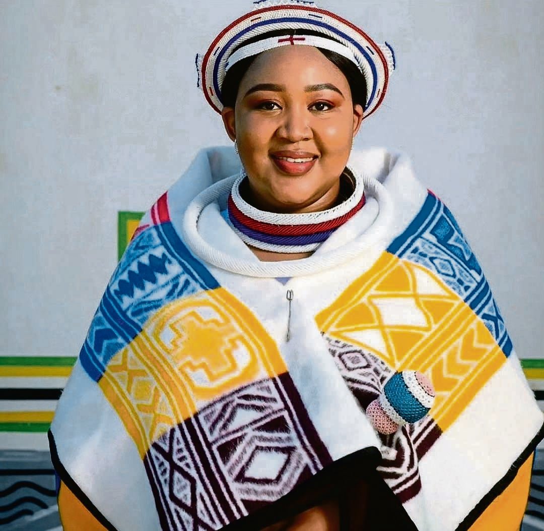 Musa_Khawula's tweet photo. A MESSY LOVE TRIANGLE BETWEEN ROYAL FAMILIES! 

Meet Reverend Thulasizwe Buthelezi who is the Traditional Prime Minister of The AmaZulu Nation. 

Reverend Thulasizwe Buthelezi is cheating on his wife Queen MaMzila Buthelezi of The Zulu nation with Queen Sikhothali Seeiso-Mabhena of the Ndebele nation.

Queen Sikhothali Seeiso-Mabhena married King Makhosonke Mabhena II in 2019, shortly after the King and Queen of the Ndebele nation betrothed, QueenSikhothali Seeiso-Mabhena started her affair with Revend Thulasizwe Buthelezi.