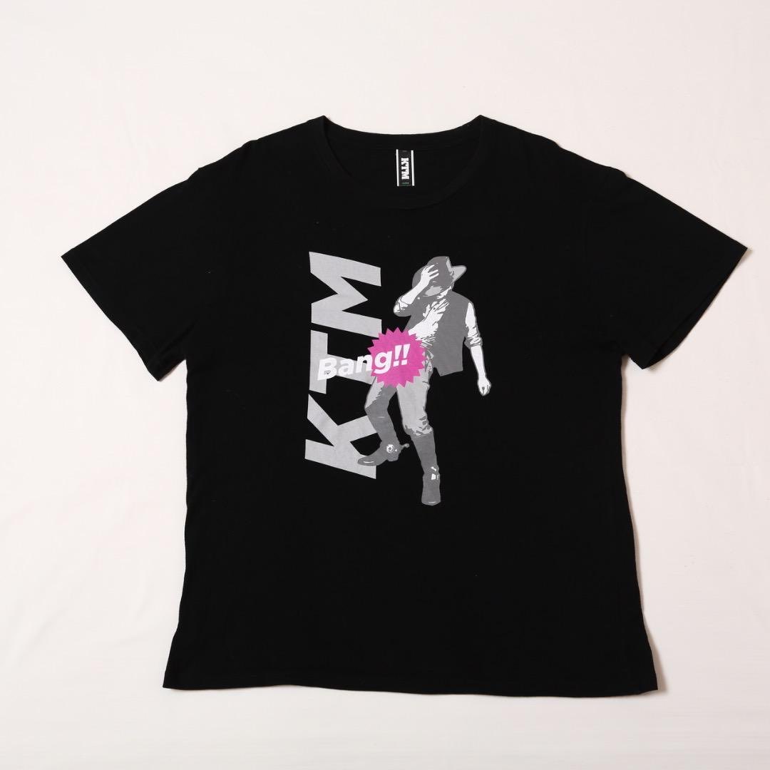 k4massam's tweet photo. KTMのバイクなTシャツきて接骨院に行ったら
突然若い先生に「ケツメイシ好きなんですか？」って死角から聞かれて 何のことかわからなすぎて「えっ俺に聞いてますか？」って聞き直しちゃったよね

ケツメイシのKTM Tシャツ調べてみたら普通にカッコいい... https://t.co/KrHN9IYqQb