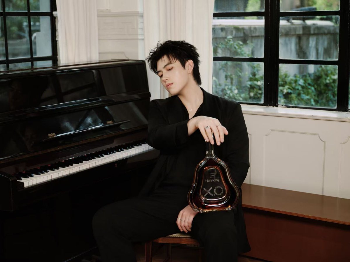 jinnwc's tweet photo. Hennessy กับเฟยอวี่กี้ดดดด หมาเด่กโตระนะมัม https://t.co/vMKt8IdHJ3