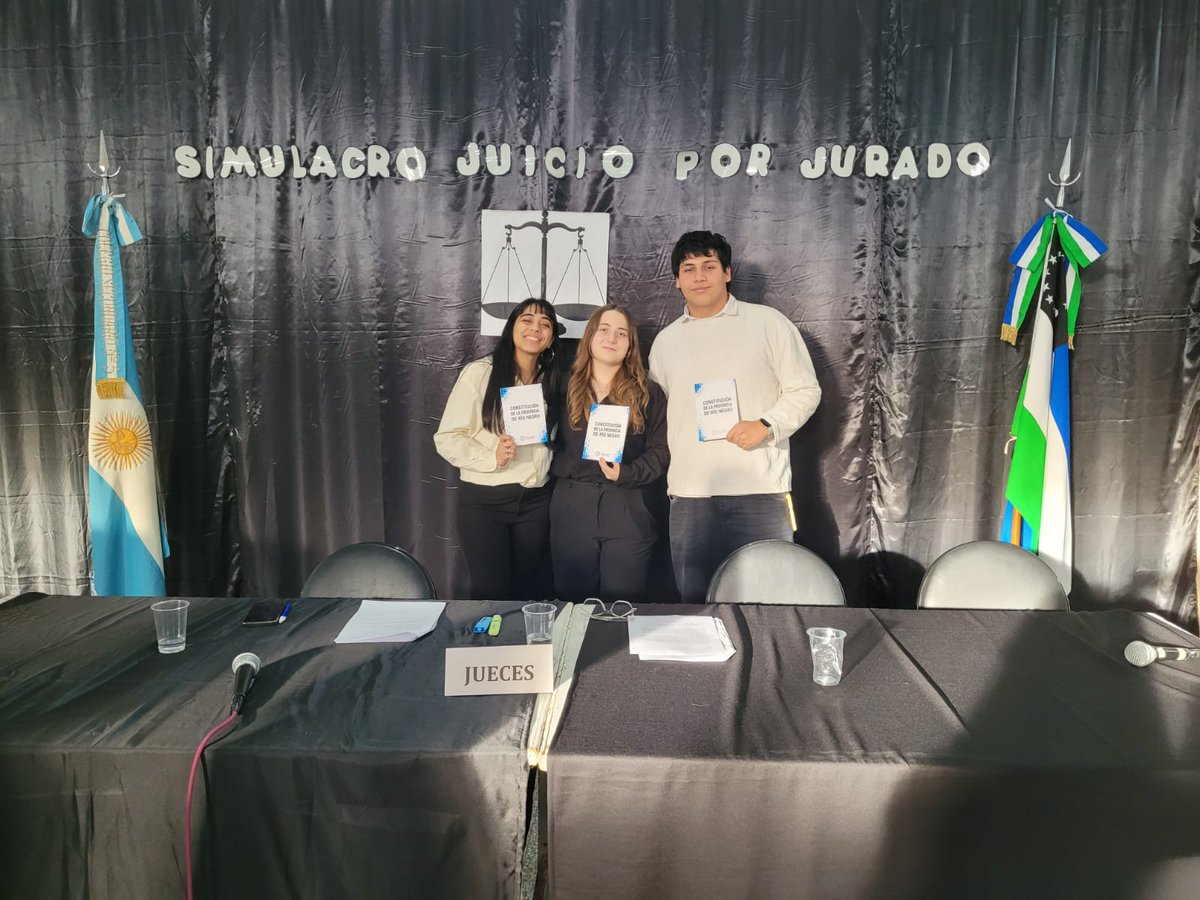 Esc_JudicialRN's tweet photo. Finalizó en Cipolletti el tercer simulacro de juicio por jurados destinado a estudiantes secundarios.

🏫 Estudiantes de la ESRN N° 5 debatieron un caso ficticio de homicidio, asumieron distintos roles judiciales y deliberaron como jurado popular. https://t.co/L6KXBQ5EcK