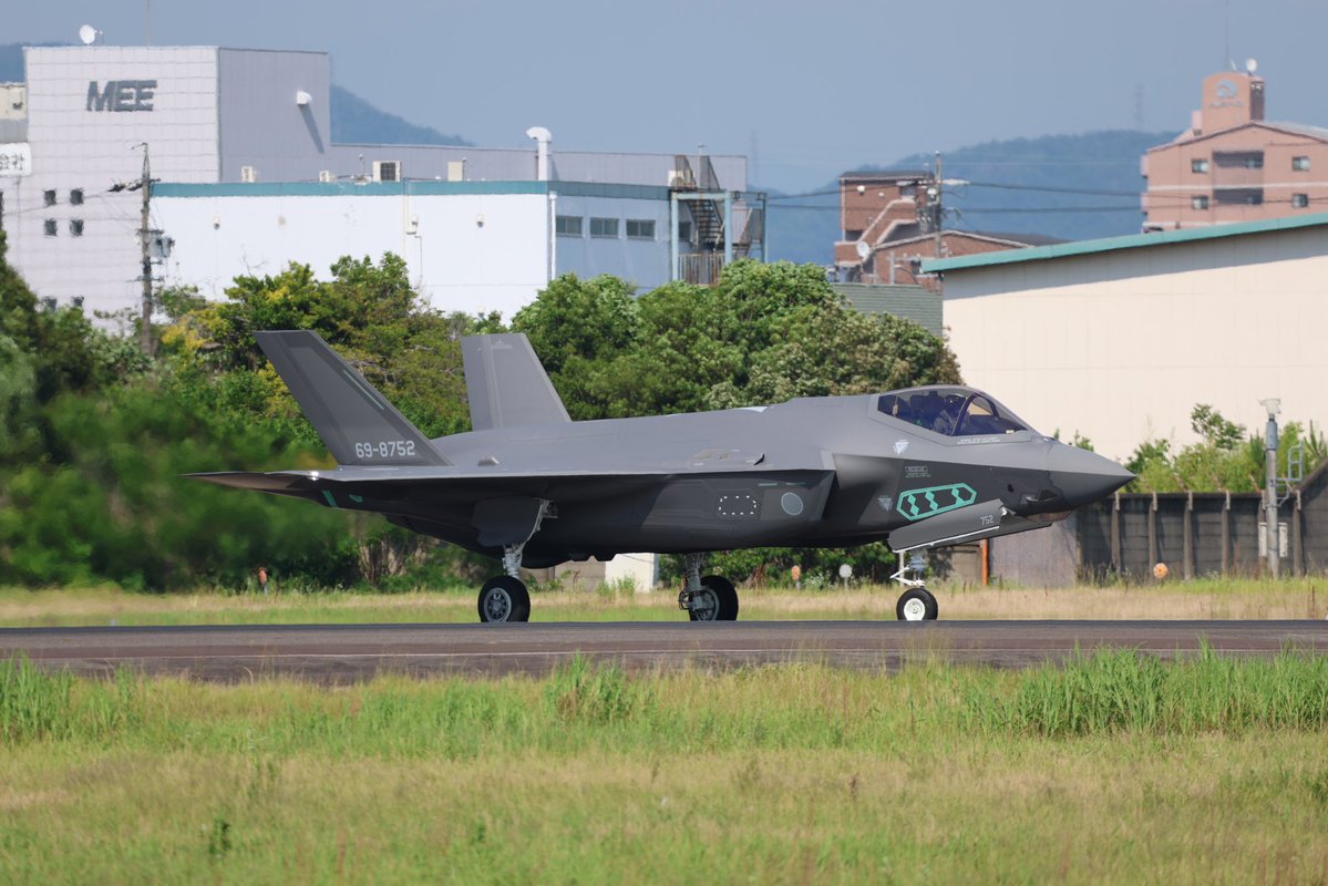 NKMNGO's tweet photo. 今日も3rdでF-35(752)のテスフラ
3回目のテスフラなのでAB炊いて離陸していきました
昨日はと違いノーズギア付近等が未塗装だったのが謎ですが…

2026.6.12 NKM/RJNA

 #名古屋空港  #小牧基地 https://t.co/Bj5qnLuaCQ