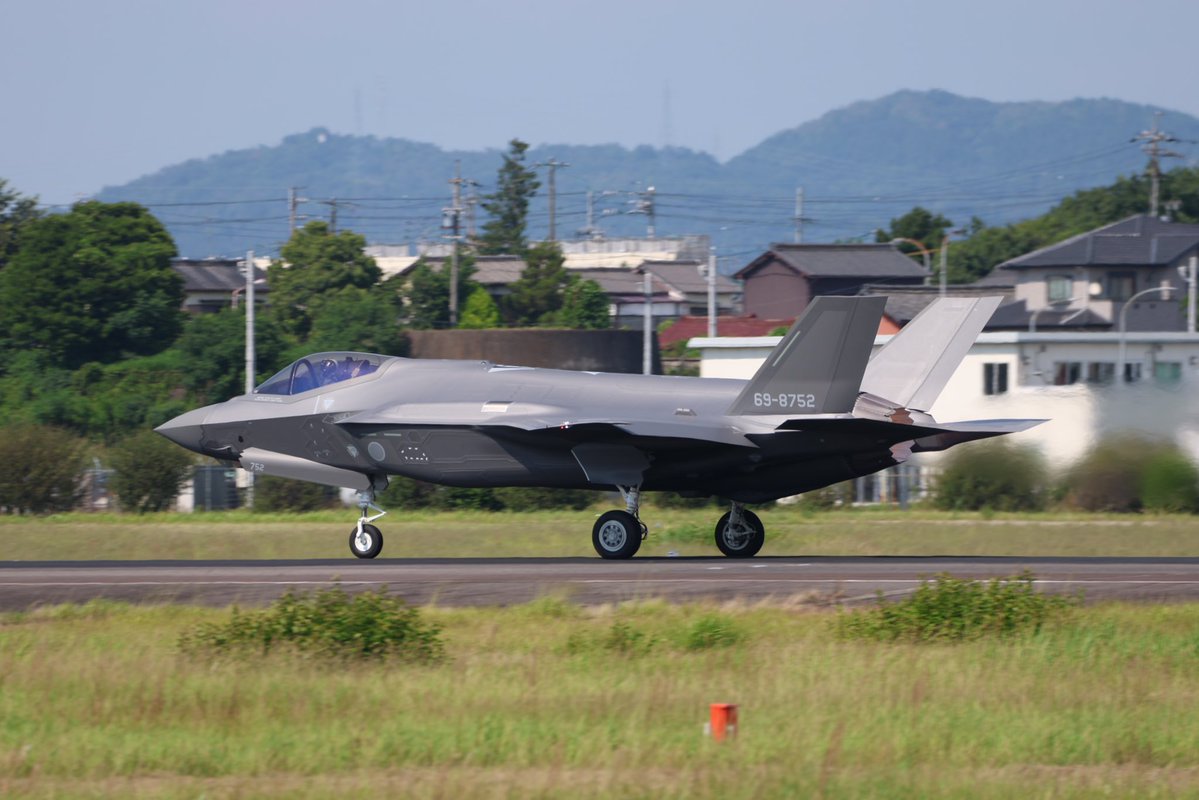 NKMNGO's tweet photo. 今日も3rdでF-35(752)のテスフラ
3回目のテスフラなのでAB炊いて離陸していきました
昨日はと違いノーズギア付近等が未塗装だったのが謎ですが…

2026.6.12 NKM/RJNA

 #名古屋空港  #小牧基地 https://t.co/Bj5qnLuaCQ
