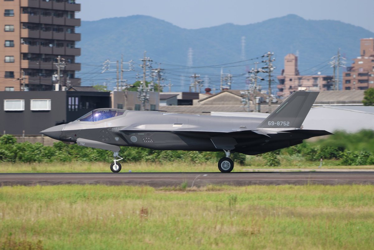 NKMNGO's tweet photo. 今日も3rdでF-35(752)のテスフラ
3回目のテスフラなのでAB炊いて離陸していきました
昨日はと違いノーズギア付近等が未塗装だったのが謎ですが…

2026.6.12 NKM/RJNA

 #名古屋空港  #小牧基地 https://t.co/Bj5qnLuaCQ