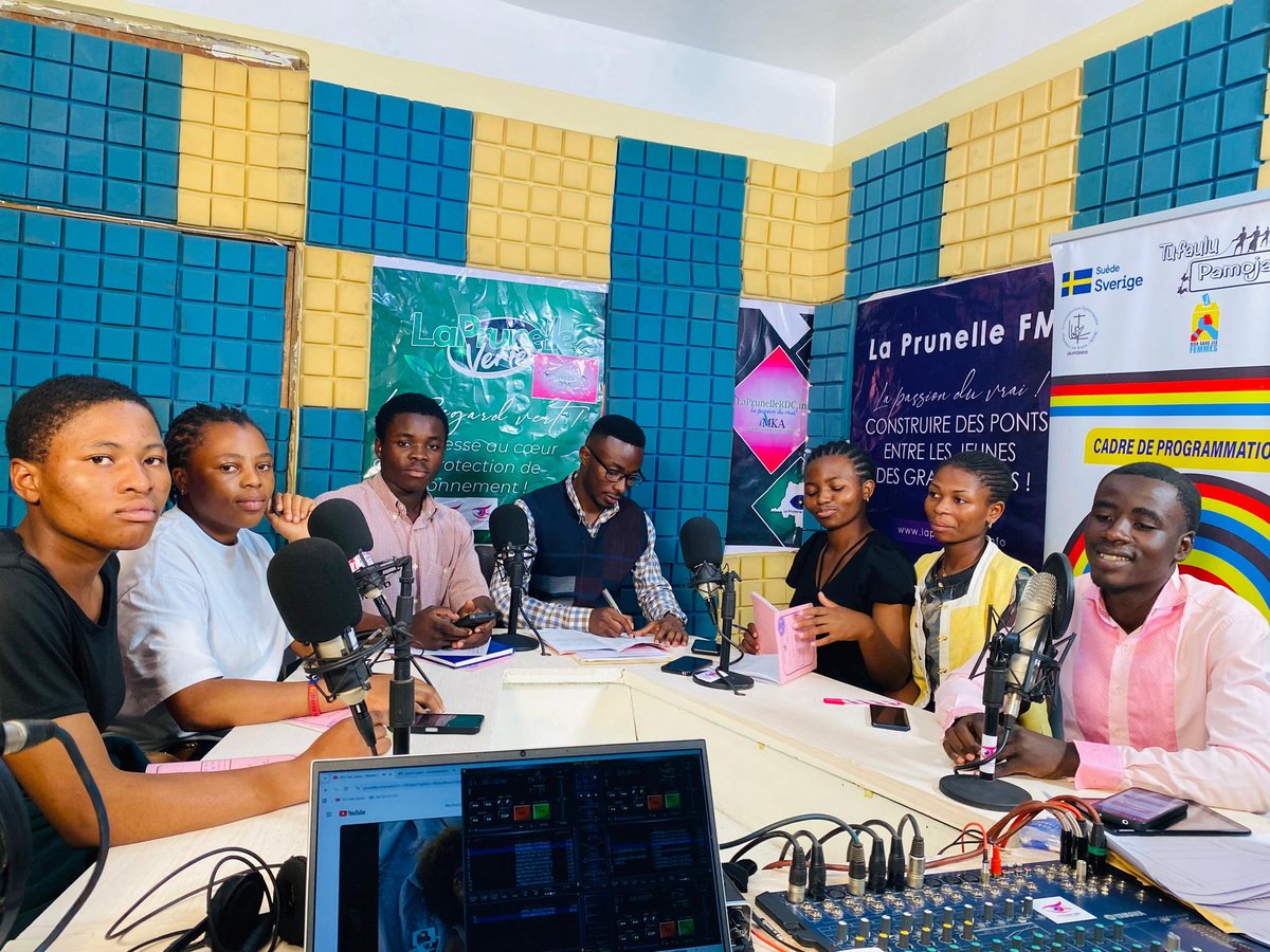 laprunelleasbl's tweet photo. Fin de stage à La Prunelle RDC asbl pour des jeunes talents venus de l’ #UOB

Ce jeudi 12 juin, #Chanceline, #Pascaline, #Amina, #Julie, #Stéphane, #Edgar et #Daniel, étudiant.e.s en première année de Sciences de l’Information et de la Communication à l’Université Officielle de #Bukavu (#UOB), ont achevé leur stage au sein de La Prunelle RDC asbl.

Durant deux semaines, ces jeunes n’ont pas été qu’en « Observation ». Par leur dynamisme, leur curiosité et leur engagement, ils ont activement participé à la vie de notre organisation, découvrant les réalités du travail associatif et médiatique, tout en mettant en pratique les connaissances acquises sur les bancs de l’université.

Depuis 2017, La Prunelle RDC asbl a fait de l’accompagnement des jeunes l’une de ses priorités. Année après année, nous ouvrons nos portes à des étudiantes et étudiants issus de différentes universités, à des élèves des écoles secondaires, ainsi qu’à de jeunes diplômé.e.s en quête d’expérience professionnelle. Nous croyons fermement qu’investir dans la jeunesse, c’est préparer l’avenir de notre société.

Voir ces jeunes franchir une nouvelle étape de leur parcours est pour nous une grande source de satisfaction et une motivation à poursuivre cette mission de transmission, de mentorat et de partage d’expériences.

À #Chanceline, #Pascaline, #Amina, #Julie, #Stéphane, #Edgar et #Daniel, nous adressons nos sincères félicitations et nos vœux de plein succès pour la suite de leur parcours académique et professionnel. 

Nous espérons vous revoir très bientôt, car les portes de La Prunelle RDC asbl resteront toujours ouvertes aux jeunes désireux d’apprendre, de servir et de grandir.

Et déjà, une nouvelle aventure se prépare : huit autres étudiant.e.s rejoindront prochainement notre organisation pour poursuivre cette belle chaîne de formation et d’accompagnement.

Former, accompagner et faire confiance aux jeunes : depuis 2017, c’est aussi cela l’engagement de La Prunelle RDC asbl.