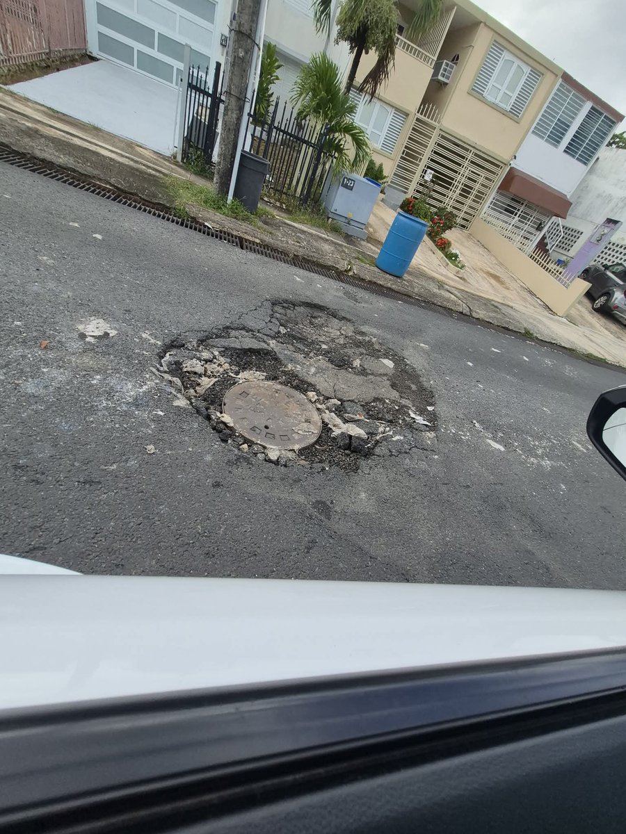adoptaunhoyo's tweet photo. Continúa el abandono en #Bayamon Calle 9 Rexville bajando hacia bayamon Gardens despues de la farmacia mariana #fblifestyle #AdoptaUnHoyo @skytrafficpr https://t.co/xlV10uIkVe