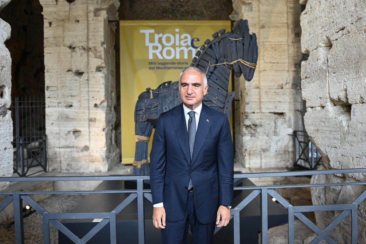 arkeolojihaber's tweet photo. 📍 (ÖZEL HABER) Roma’daki Colosseum Arkeoloji Parkı, Türkiye’nin kültürel miras anlatısı açısından dikkat çekici bir sergiye ev sahipliği yapıyor: “Troya ve Roma: Antik Akdeniz’in Mitleri, Efsaneleri ve Hikayeleri.”

Sergi, Troya’yı yalnızca Homeros’un destanı ya da Roma’nın kuruluş mitleri üzerinden değil, Anadolu’nun gerçek tarihsel ve arkeolojik mirası olarak ele alıyor. 2018’de açılan Troya Müzesi’nde verilen “Troya Anadolu’dur!” mesajı, birçok kez hem müze müdürleri hem akademisyenler hem bakanlar hem de cumhurbaşkanı tarafından dile getirilmişti.

Bu açıdan sergi, “Troya Anadolu’dur” yaklaşımını uluslararası sahneye taşıması bakımından da önem taşıyor.

Türkiye, sergiye 19 müzeden gönderilen 220’den fazla eserle katkı sunuyor. Bu eserlerin yaklaşık 50’si İtalya’da ilk kez sergilenecek. Sergi, Troya’dan Aeneas’a, Aeneas’tan Roma’nın kuruluş mitlerine uzanan ortak Akdeniz hafızasını anlatırken, Türkiye’nin Troya’ya dair kültürel tezini de Colosseum gibi dünyanın en görünür kültür merkezlerinden birine taşıyor.

Bu yönüyle Troya, artık yalnızca başkalarının anlattığı bir efsane değil; Anadolu’nun kendi sesiyle yeniden kurduğu bir kültürel hafıza olarak Roma’da görünür hale geliyor.

Ayrıca sergi açılışında açıklamalar da bulunan Kültür ve Turizm Bakanı Mehmet Nuri Ersoy, Türkiye’nin kültürel mirasını dünyanın önde gelen müzeleri ve kültür merkezlerine taşımayı sürdüreceklerini belirterek, Göbeklitepe ve Taş Tepeler sergisinin ardından Danimarka, İngiltere, İtalya ve ABD’de yeni sergiler planlandığını; Japonya ile mutabakat zaptı imzalandığını, Çin ve Avusturya ile görüşmelerin sürdüğünü söyledi. Kaynak: arkeolojihaber (12.06.2026)