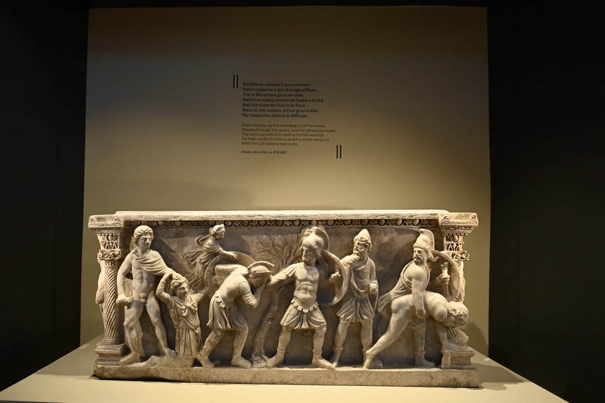 arkeolojihaber's tweet photo. 📍 (ÖZEL HABER) Roma’daki Colosseum Arkeoloji Parkı, Türkiye’nin kültürel miras anlatısı açısından dikkat çekici bir sergiye ev sahipliği yapıyor: “Troya ve Roma: Antik Akdeniz’in Mitleri, Efsaneleri ve Hikayeleri.”

Sergi, Troya’yı yalnızca Homeros’un destanı ya da Roma’nın kuruluş mitleri üzerinden değil, Anadolu’nun gerçek tarihsel ve arkeolojik mirası olarak ele alıyor. 2018’de açılan Troya Müzesi’nde verilen “Troya Anadolu’dur!” mesajı, birçok kez hem müze müdürleri hem akademisyenler hem bakanlar hem de cumhurbaşkanı tarafından dile getirilmişti.

Bu açıdan sergi, “Troya Anadolu’dur” yaklaşımını uluslararası sahneye taşıması bakımından da önem taşıyor.

Türkiye, sergiye 19 müzeden gönderilen 220’den fazla eserle katkı sunuyor. Bu eserlerin yaklaşık 50’si İtalya’da ilk kez sergilenecek. Sergi, Troya’dan Aeneas’a, Aeneas’tan Roma’nın kuruluş mitlerine uzanan ortak Akdeniz hafızasını anlatırken, Türkiye’nin Troya’ya dair kültürel tezini de Colosseum gibi dünyanın en görünür kültür merkezlerinden birine taşıyor.

Bu yönüyle Troya, artık yalnızca başkalarının anlattığı bir efsane değil; Anadolu’nun kendi sesiyle yeniden kurduğu bir kültürel hafıza olarak Roma’da görünür hale geliyor.

Ayrıca sergi açılışında açıklamalar da bulunan Kültür ve Turizm Bakanı Mehmet Nuri Ersoy, Türkiye’nin kültürel mirasını dünyanın önde gelen müzeleri ve kültür merkezlerine taşımayı sürdüreceklerini belirterek, Göbeklitepe ve Taş Tepeler sergisinin ardından Danimarka, İngiltere, İtalya ve ABD’de yeni sergiler planlandığını; Japonya ile mutabakat zaptı imzalandığını, Çin ve Avusturya ile görüşmelerin sürdüğünü söyledi. Kaynak: arkeolojihaber (12.06.2026)