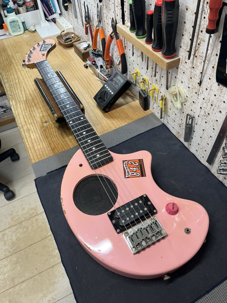 blueblack_gt's tweet photo. FERNANDES ZO-3の配線修理のご依頼を頂きました🙇‍♂️

ご依頼頂き有難うございます！🙏

因みに初期型のヴィンテージZO-3✨🐘
使いこまれた感じが良い感じ👍

ステッカーもナイスですね😆

#blueblack #ギター #リペア #茨城 #土浦 https://t.co/lbYl96pnc8