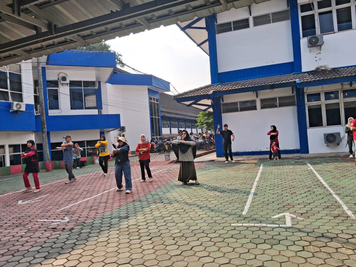fahum_uinrf's tweet photo. 🌿💪 Jumat Sehat FAHUM!
Mengawali hari dengan senam pagi bersama Sivitas Akademika Fakultas Adab dan Humaniora UIN Raden Fatah Palembang. Sehat raganya, kuat semangatnya, unggul prestasinya. ✨
#uinrf #uinradenfatah #fahumhebat https://t.co/gFai61Lr1f