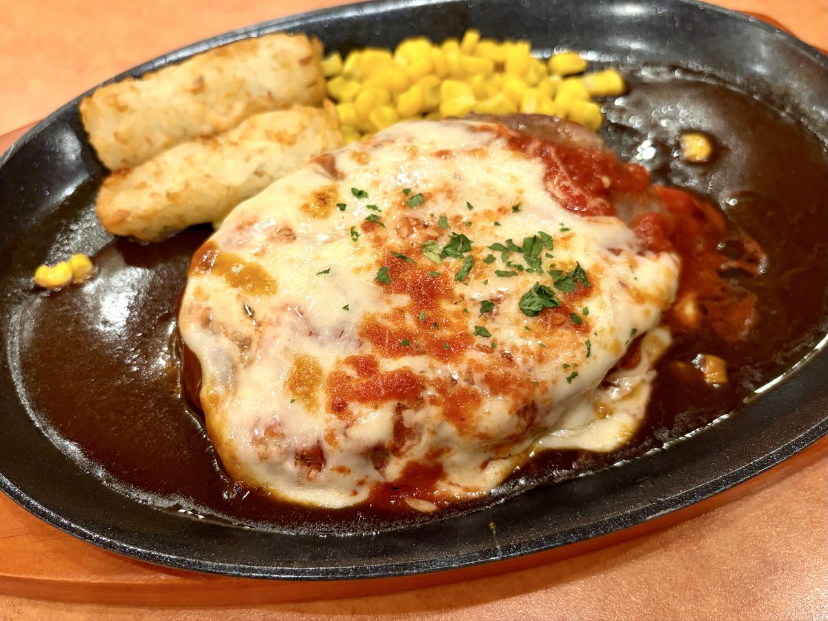 etechlab_2023h2's tweet photo. あるあるCityに来たのはたまたま偶然サイゼで晩ごはんを食べるためであって、かわいいかわいい絵森彩さんの広告が今日から変わるって帰りに見たから、全然おうちと方向違うのに小倉まで来て絵森彩さんの広告を見に来たわけではなくですね……。 https://t.co/oXH8XpZ3L6