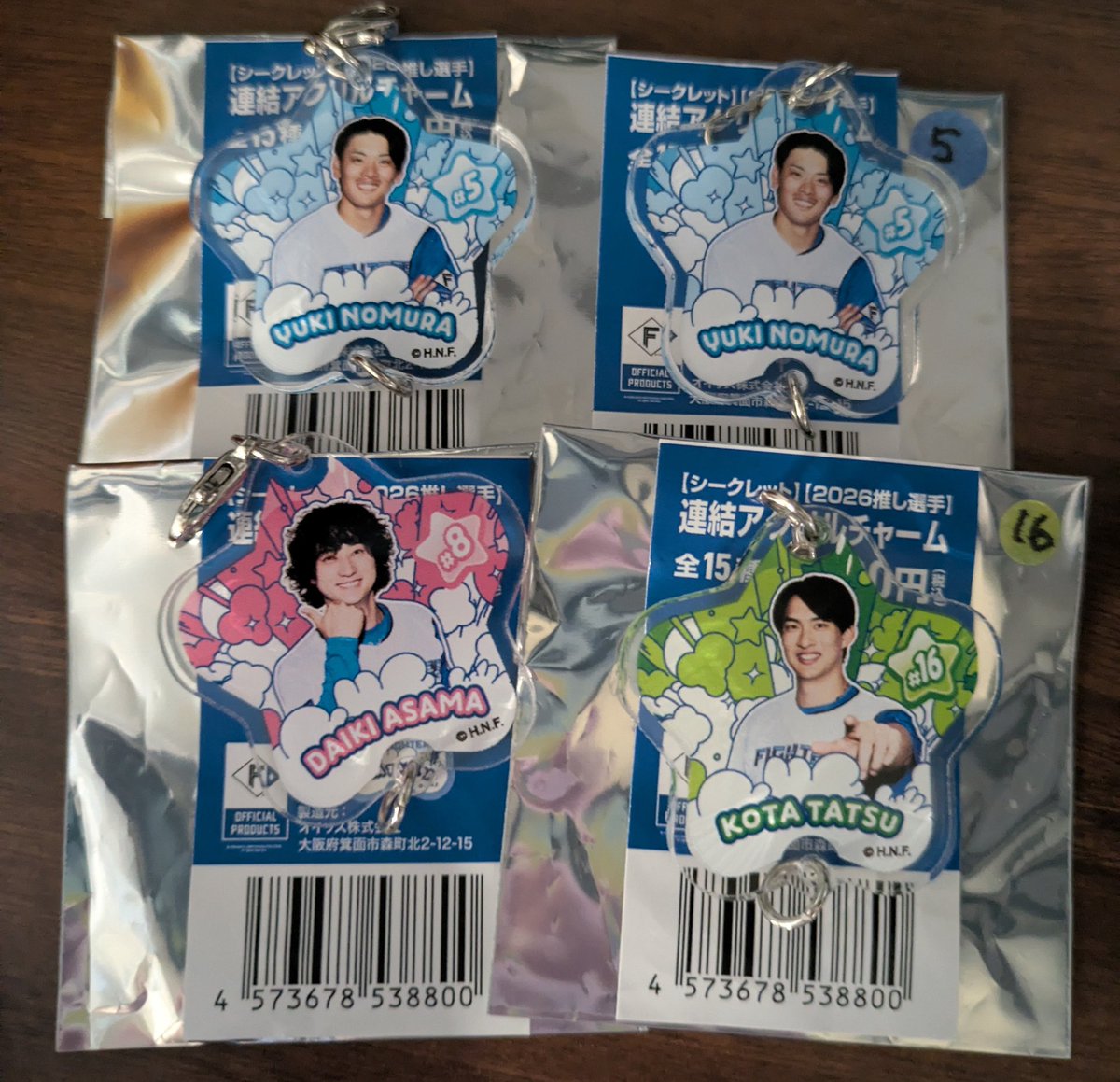 haru29283's tweet photo. ファイターズ　交換　お譲り
シークレット　2026　推し選手
【譲】
カラビナ　3
ぷくぷくバッジ　8、16、18、53
連結アクリルチャーム　5×2、8、16
【求】
カラビナ　64
ぷくぷくバッジ　64　（64見つかり次第3、54）
連結アクリルチャーム　17、64
交換優先ですが8、53は定価でお譲りもできます。 https://t.co/nQsKbiZWxy