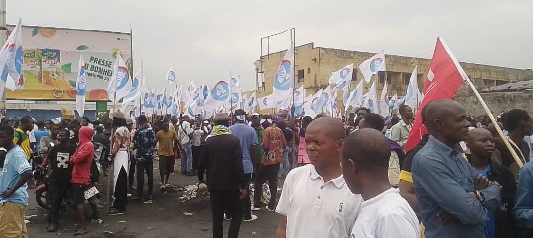 acprdcongo's tweet photo. #RDC : des militants de l'opposition se sont réunis vendredi devant le siège de l'#Ecide, parti de Martin Fayulu, en prélude à un sit-in dont le lieu a été relocalisé au terrain #Assossa, dans la commune de #Kasa-#Vubu, dans le centre de #Kinshasa, capitale de la République démocratique du Congo, après l'interdiction de sa tenue au Palais du Peuple.
« Nous sommes rassemblés ici en attendant les autres membres et cadres de l'opposition », a déclaré à l'ACP Armand Mawete, militant de l'#Ecide.
Les autorités provinciales avaient auparavant indiqué que le sit-in initialement envisagé devant le Palais du Peuple ne pouvait s'y tenir et avaient orienté les organisateurs vers le terrain #Assossa dans la commune de #Kasa-#vubu pour la tenue de leur manifestation.
Découvrez d’autres informations sur notre site web https://t.co/tGEWJ2Bgzn