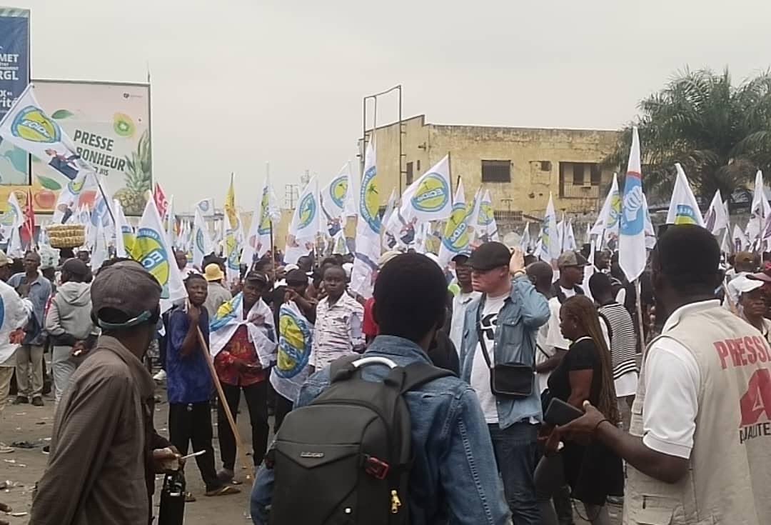 acprdcongo's tweet photo. #RDC : des militants de l'opposition se sont réunis vendredi devant le siège de l'#Ecide, parti de Martin Fayulu, en prélude à un sit-in dont le lieu a été relocalisé au terrain #Assossa, dans la commune de #Kasa-#Vubu, dans le centre de #Kinshasa, capitale de la République démocratique du Congo, après l'interdiction de sa tenue au Palais du Peuple.
« Nous sommes rassemblés ici en attendant les autres membres et cadres de l'opposition », a déclaré à l'ACP Armand Mawete, militant de l'#Ecide.
Les autorités provinciales avaient auparavant indiqué que le sit-in initialement envisagé devant le Palais du Peuple ne pouvait s'y tenir et avaient orienté les organisateurs vers le terrain #Assossa dans la commune de #Kasa-#vubu pour la tenue de leur manifestation.
Découvrez d’autres informations sur notre site web https://t.co/tGEWJ2Bgzn