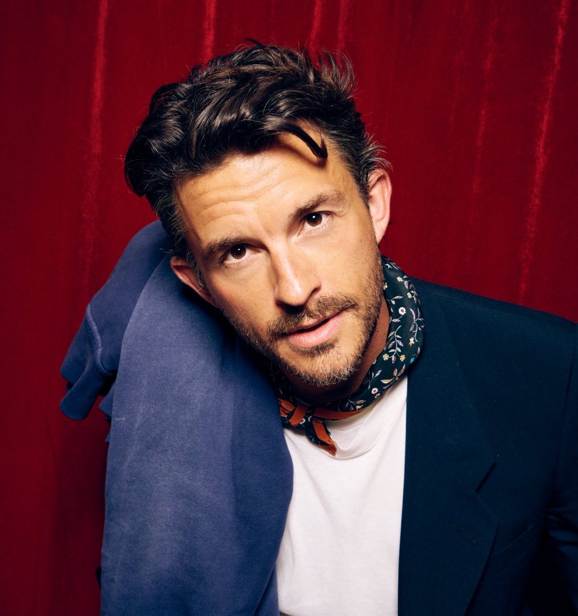 PreviouslySerie's tweet photo. #Bridgerton #BridgertonNetflix
🔴NOVEDAD🔴
Will Tilston, Gregory Bridgerton en la serie, reconoce en @NetflixES sentir plena ADMIRACIÓN por Jonathan Bailey, Luke Thompson y Luke Newton, sus hermanos mayores en la ficción, y en la vida:
“Tenía 12 años... Es gracioso porque no recuerdo haberme sentido nervioso en absoluto. Fue mi primera audición… (…) Pero solo recuerdo haber pensado en lo mucho que quería ser como vosotros cuando fuera mayor.
No solo como actores, sino como personas”.