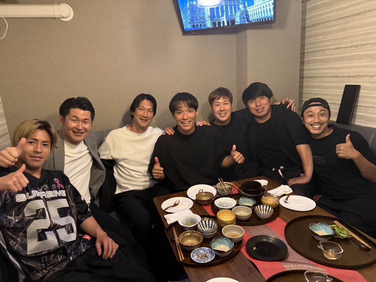 kazurobo29's tweet photo. 東慶悟を囲む会。
1日目はお互いの家族同士で。
2日目は最高の仲間と！
結果2日連続になった。笑

改めて東京を愛する最高の漢！
東京サポーターのあたたかさと熱さにめちゃくちゃ感謝してました！ https://t.co/ck5UOT57Zw