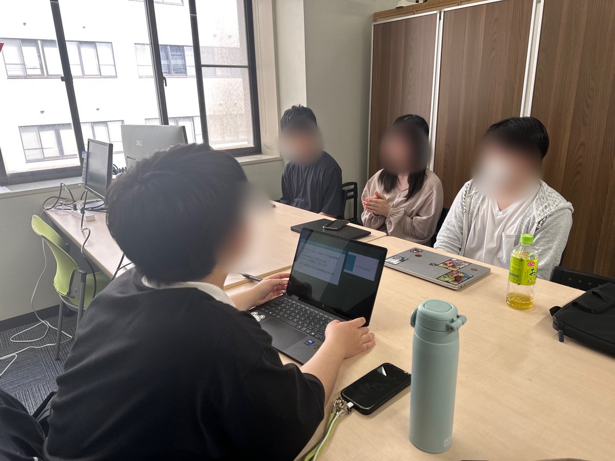 tugameproject's tweet photo. ◤ 各班勉強会紹介スタート！　#TUGC活動報告 ◢

毎週、各班の学びや活動をお届けします✨
第3弾は、「プランナー班」です！ —————————————————

プランナー班の勉強会は、7月ごろまでゲーム企画の基礎から実践的な制作までを学んでいきます📘✨

ゲームのテーマづくり、世界観設定、キャラクターの方向性、遊びの軸となるコアアイデアなど、作品の“根っこ”を形にするための考え方を身につけていきます💡

勉強会では、企画づくりの基礎を学ぶだけでなく、班内での企画発表会やお互いのアイデアを共有してブラッシュアップするワークも行っています📝✨

自分の考えたゲーム案を発表し、「どこが魅力なのか」「どうすればもっと面白くなるか」といった視点で意見交換をすることで、企画力と伝える力の両方を鍛えていきます。

さらに、実際に入門生ゲーム制作の企画を担当し、他班と連携しながら「アイデアを実際のゲームに落とし込む」経験にも挑戦していきます🔥
